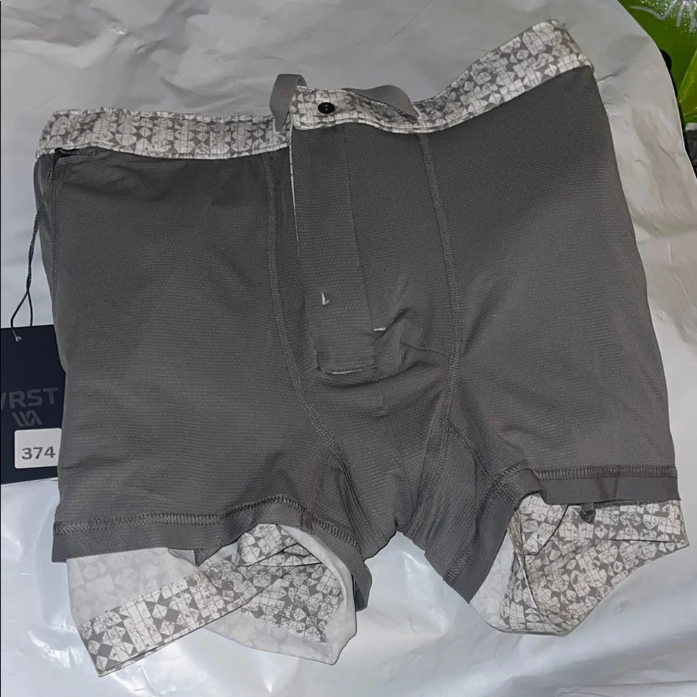 VRST Men's 5" Resort Short in White/Silver Stamped Geo print - Picture 4 of 5